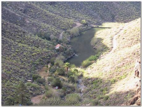 El pantano de cerca, alguien tiene una casita allí El pantano de cerca, alguien tiene una casita allí
