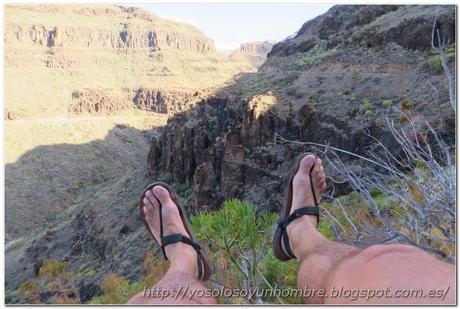 Mis pies asomándose al barranco Mis pies asomándose al barranco