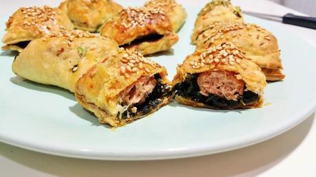 Bocaditos de hojaldre rellenos de salchicha vegetal, espinacas y champiñones