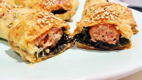 Bocaditos de hojaldre rellenos de salchicha vegetal, espinacas y champiñones