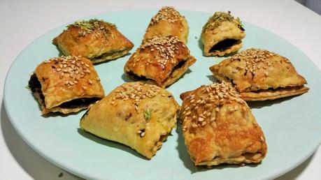 Bocaditos de hojaldre rellenos de salchicha vegetal, espinacas y champiñones