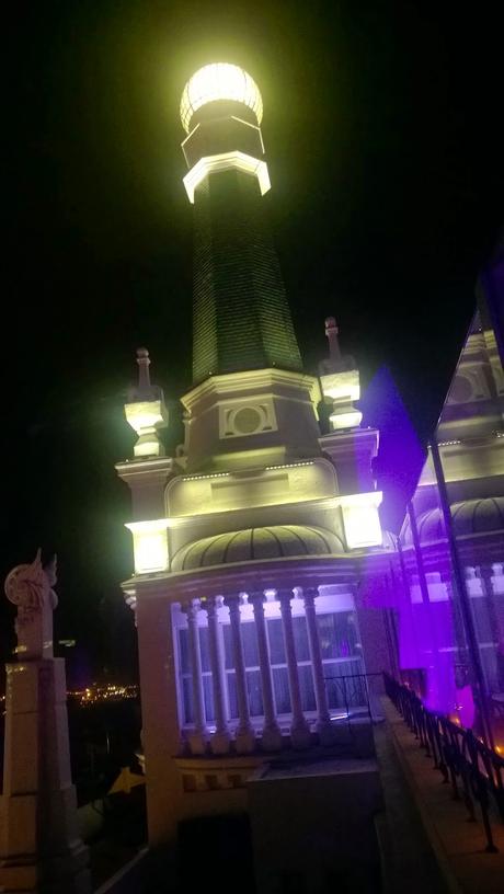 Madrid visita sala exposicion Caixa Forum.  Cena zona de Huertas