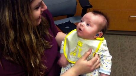 Precioso vídeo de un bebé sordo que escucha por primera a su madre