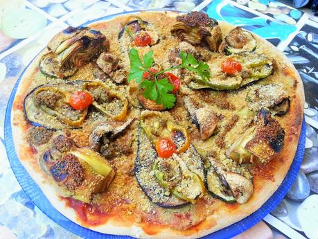 Pizza vegana con hummus, pesto, berenjena y alcachofa