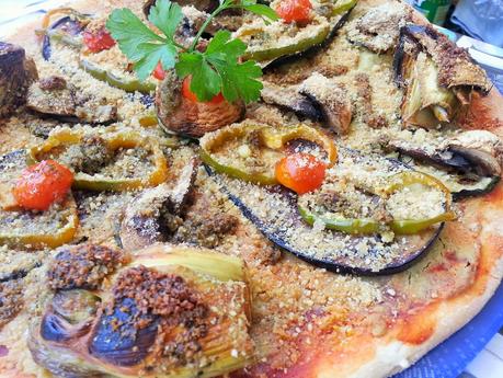 Pizza vegana con hummus, pesto, berenjena y alcachofa