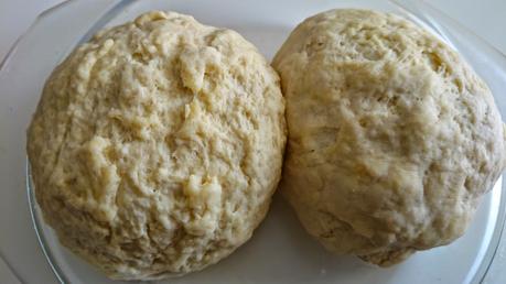 Pizza vegana con hummus, pesto, berenjena y alcachofa