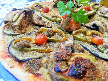 Pizza vegana con hummus, pesto, berenjena y alcachofa