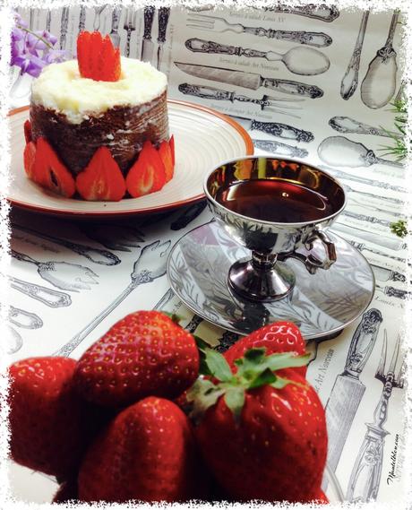 Bizcocho de fresas y plátano con crema de mantequilla