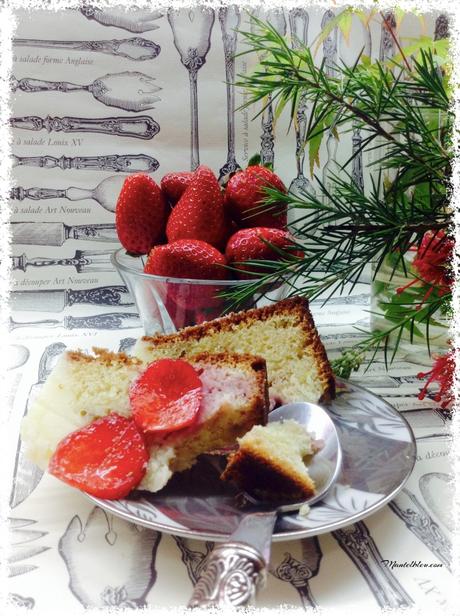 Bizcocho de fresas y plátano con crema de mantequilla