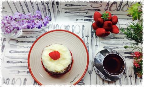 Bizcocho de fresas y plátano con crema de mantequilla