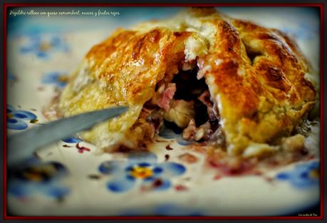 Hojaldre relleno con queso camembert  nueces y frutos rojos  tererecetas 03