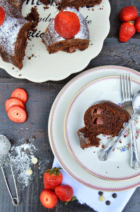 Bundt cake de chocolate y fresas