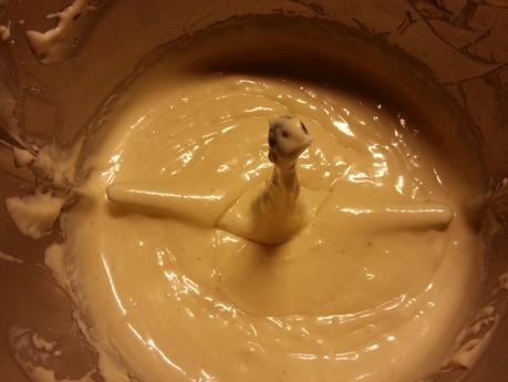 Bundt cake de  yogur, chocolate, harina de algarroba y manzana.