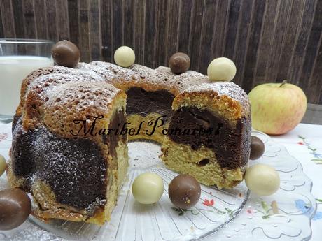 Bundt cake de  yogur, chocolate, harina de algarroba y manzana.