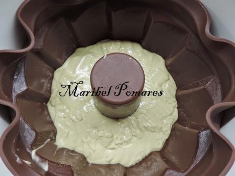 Bundt cake de  yogur, chocolate, harina de algarroba y manzana.