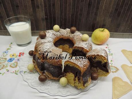 Bundt cake de  yogur, chocolate, harina de algarroba y manzana.