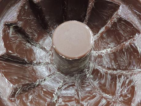 Bundt cake de  yogur, chocolate, harina de algarroba y manzana.