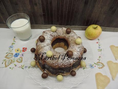 Bundt cake de  yogur, chocolate, harina de algarroba y manzana.