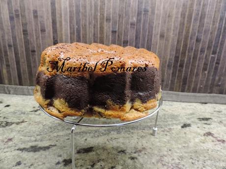 Bundt cake de  yogur, chocolate, harina de algarroba y manzana.