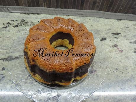 Bundt cake de  yogur, chocolate, harina de algarroba y manzana.