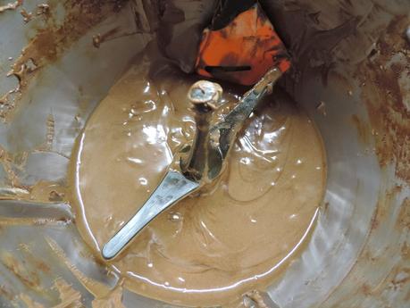 Bundt cake de  yogur, chocolate, harina de algarroba y manzana.
