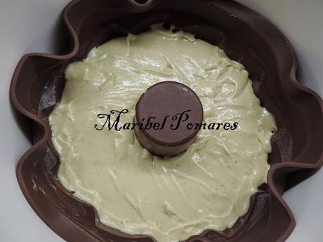 Bundt cake de  yogur, chocolate, harina de algarroba y manzana.
