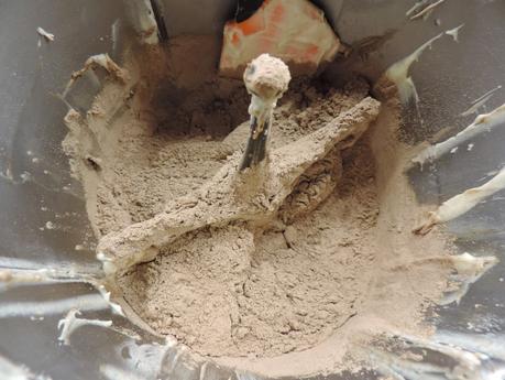 Bundt cake de  yogur, chocolate, harina de algarroba y manzana.