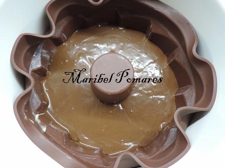 Bundt cake de  yogur, chocolate, harina de algarroba y manzana.