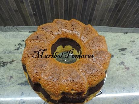 Bundt cake de  yogur, chocolate, harina de algarroba y manzana.