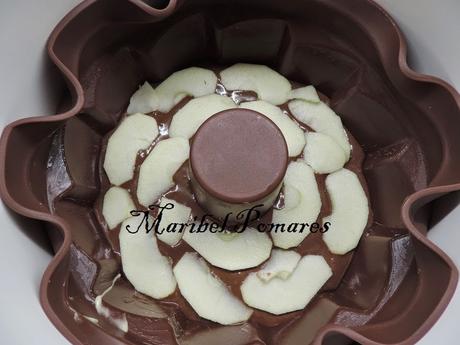 Bundt cake de  yogur, chocolate, harina de algarroba y manzana.