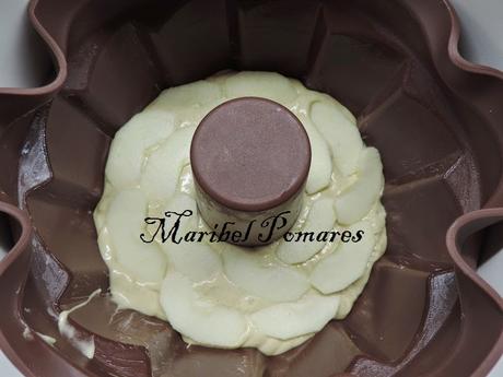 Bundt cake de  yogur, chocolate, harina de algarroba y manzana.