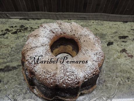 Bundt cake de  yogur, chocolate, harina de algarroba y manzana.