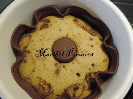 Bundt cake de  yogur, chocolate, harina de algarroba y manzana.