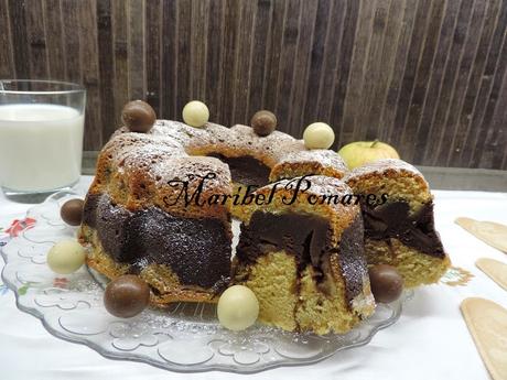 Bundt cake de  yogur, chocolate, harina de algarroba y manzana.