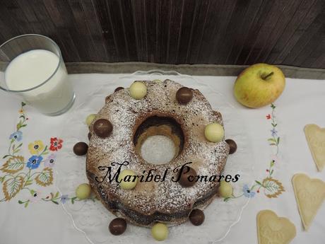 Bundt cake de  yogur, chocolate, harina de algarroba y manzana.