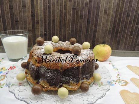 Bundt cake de  yogur, chocolate, harina de algarroba y manzana.