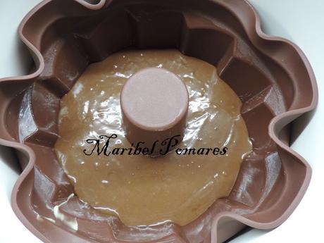 Bundt cake de  yogur, chocolate, harina de algarroba y manzana.