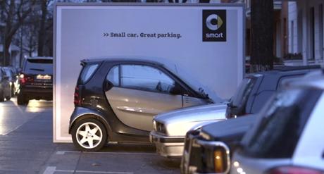 Smart convierte a los coches aparcados en la ciudad en soportes publicitarios