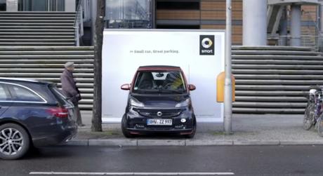 Smart convierte a los coches aparcados en la ciudad en soportes publicitarios