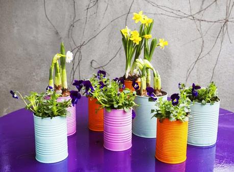 DIY TERRAZAS Y BALCONES: MACETEROS DE COLORES CON LATAS DE CONSERVA!