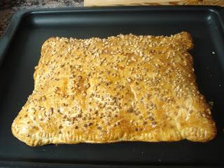 Hojaldre relleno de salchichas y champiñones