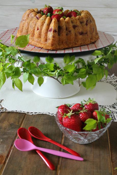 Bundt cake de fresas y vinagre balsámico