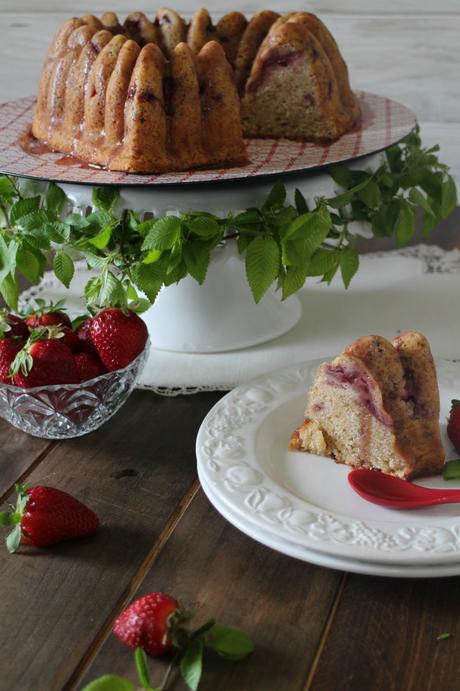 Bundt cake de fresas y vinagre balsámico
