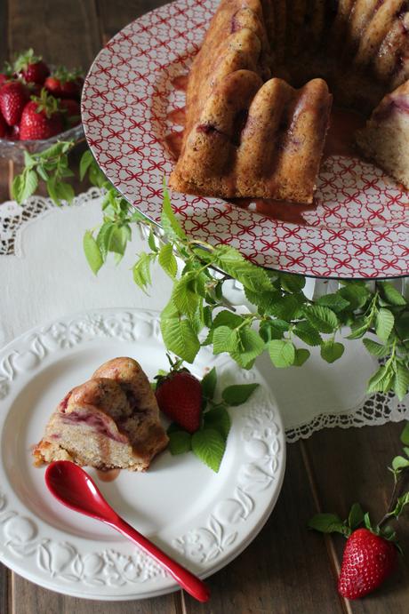 Bundt cake de fresas y vinagre balsámico