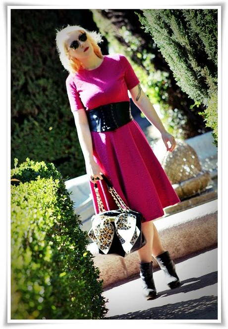 Nuestra bloguera de moda @Loqllevelarubia nos trae hoy… Fuchsia Dress