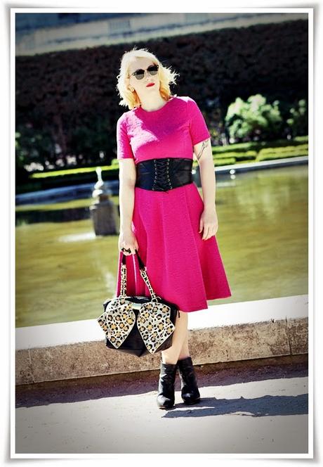 Nuestra bloguera de moda @Loqllevelarubia nos trae hoy… Fuchsia Dress