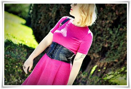 Nuestra bloguera de moda @Loqllevelarubia nos trae hoy… Fuchsia Dress