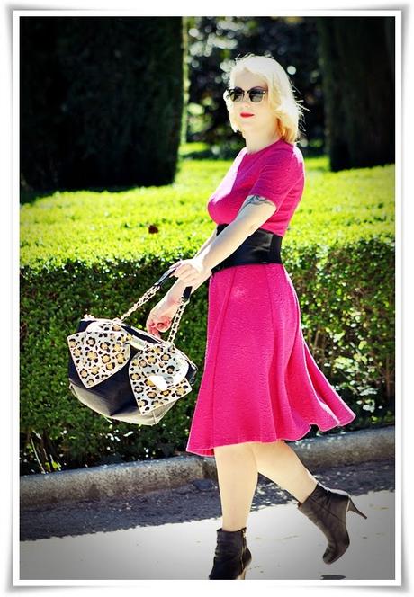 Nuestra bloguera de moda @Loqllevelarubia nos trae hoy… Fuchsia Dress