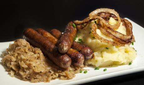 Salchichas con ensalada de patata y chucrut