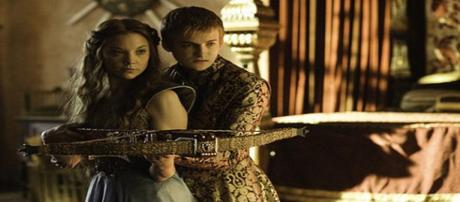 Juego de Tronos - Personajes de Margaery Tyrell y Joffrey Baratheon con una ballesta.